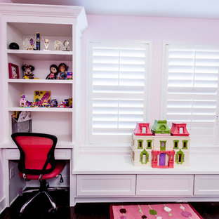 Esempio di una cameretta per bambini da 4 a 10 anni classica di medie dimensioni con pareti rosa e parquet scuro
