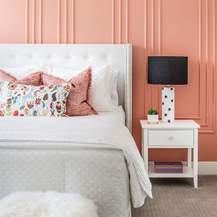 Immagine di una cameretta per bambini classica con pareti rosa, moquette e pavimento beige