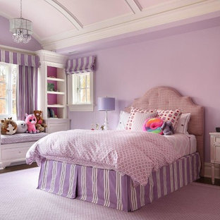 Foto di una cameretta per bambini tradizionale con pareti viola, parquet scuro e pavimento marrone