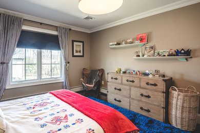 Foto de dormitorio infantil de 4 a 10 años tradicional de tamaño medio con paredes azules, suelo de madera oscura y suelo marrón