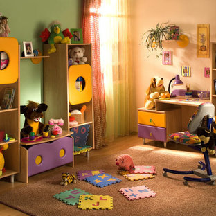 Esempio di una piccola cameretta per bambini moderna con parquet chiaro e pareti multicolore