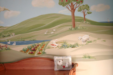 Aménagement d'une chambre d'enfant de 1 à 3 ans campagne de taille moyenne avec un mur bleu et un sol en bois brun.