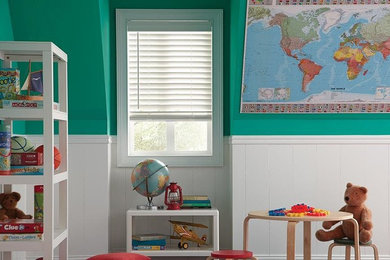 Imagen de dormitorio infantil clásico de tamaño medio con paredes verdes