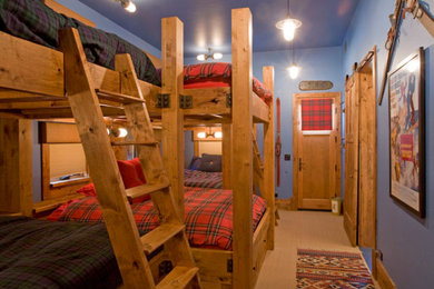 Imagen de dormitorio infantil rústico de tamaño medio con paredes azules, moqueta y suelo marrón