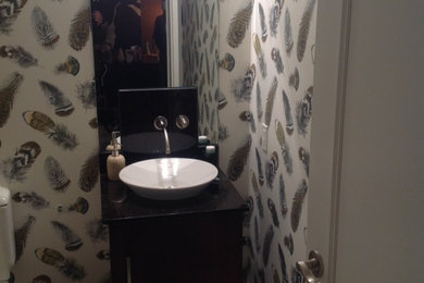 エドモントンにあるトランジショナルスタイルのおしゃれなトイレ・洗面所の写真