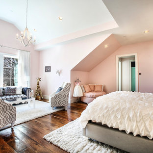 Idée de décoration pour une très grand chambre d'enfant tradition avec un mur rose, un sol en bois brun et un sol marron.