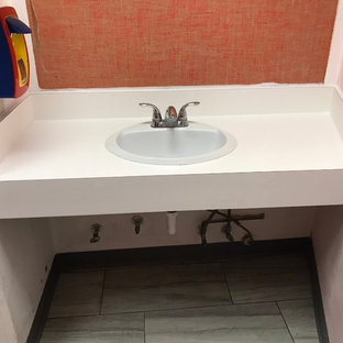 Ispirazione per un ampio angolo studio per bambini chic