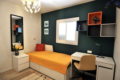 Modelo de dormitorio infantil escandinavo pequeño con paredes verdes, suelo laminado y suelo beige