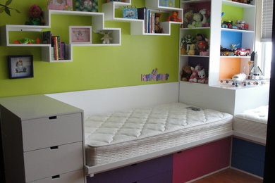 Modelo de dormitorio infantil de 4 a 10 años minimalista pequeño con paredes verdes y suelo de madera clara
