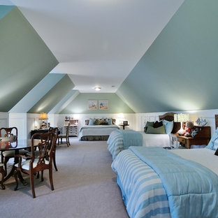 Idée de décoration pour une très grand chambre d'enfant de 4 à 10 ans champêtre avec moquette et un mur bleu.