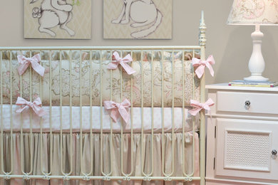 アトランタにあるトラディショナルスタイルのおしゃれな赤ちゃん部屋の写真