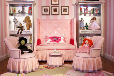 Inredning av ett eklektiskt mellanstort flickrum kombinerat med sovrum och för 4-10-åringar, med rosa väggar och mellanmörkt trägolv