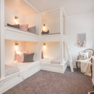 Aménagement d'une grand chambre d'enfant de 4 à 10 ans contemporaine avec un mur blanc, moquette et un sol gris.