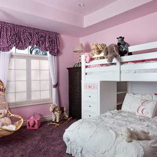 Exemple d'une chambre d'enfant chic avec un mur rose, moquette et un sol violet.
