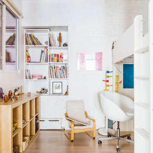 Idee per una piccola cameretta per bambini da 4 a 10 anni industriale con pareti bianche e parquet chiaro