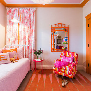 Immagine di una cameretta per bambini da 4 a 10 anni chic con pareti beige e moquette