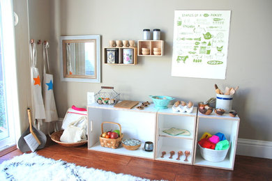 Imagen de dormitorio infantil de 4 a 10 años contemporáneo de tamaño medio con paredes beige y suelo de madera oscura