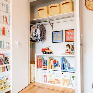 Ispirazione per una piccola cameretta per bambini da 4 a 10 anni nordica con pareti multicolore, parquet chiaro e pavimento marrone