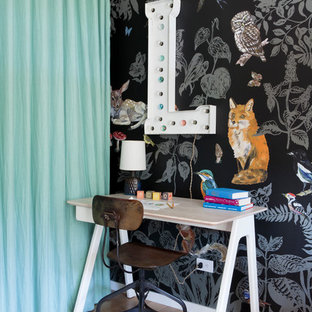 Modelo de dormitorio infantil bohemio con paredes multicolor y suelo de madera clara