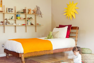 Mittelgroßes, Neutrales Retro Kinderzimmer mit Schlafplatz, beiger Wandfarbe und hellem Holzboden in Seattle