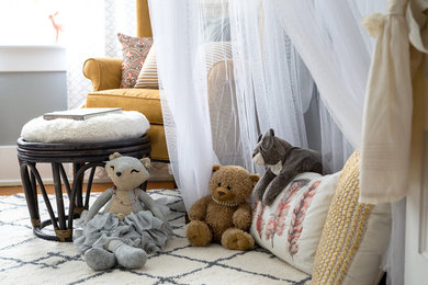 Ejemplo de dormitorio infantil de 4 a 10 años bohemio de tamaño medio con paredes grises y suelo de madera en tonos medios