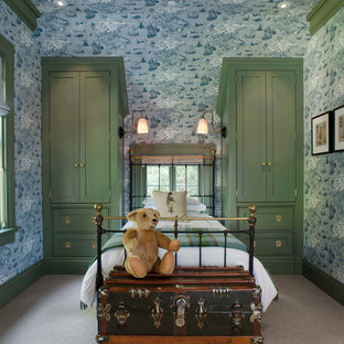 Immagine di una cameretta per bambini da 4 a 10 anni vittoriana con moquette e pareti blu