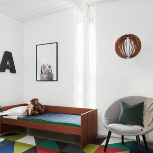 Inspiration pour une chambre d'enfant vintage avec un mur blanc, béton au sol, un sol gris, un plafond en lambris de bois et un plafond voûté.