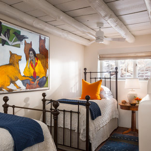Idées déco pour une chambre d'enfant de 4 à 10 ans sud-ouest américain avec un mur blanc.