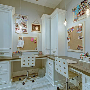 Exemple d'une grand chambre de fille de 4 à 10 ans chic avec un mur beige, un sol en carrelage de porcelaine, un sol multicolore et un bureau.
