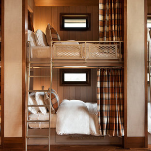 Foto di un'ampia cameretta per bambini da 4 a 10 anni rustica con pareti beige e parquet scuro