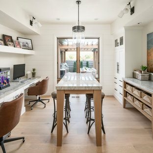 Foto di un'ampia cameretta per bambini country con pareti bianche, parquet chiaro e pavimento beige