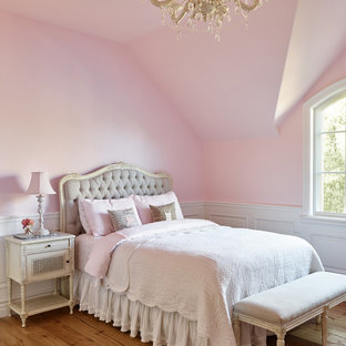 Ispirazione per una cameretta per bambini mediterranea con pareti rosa e pavimento in legno massello medio