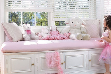 Mittelgroßes Klassisches Mädchenzimmer mit Schlafplatz, weißer Wandfarbe und braunem Holzboden in Orlando