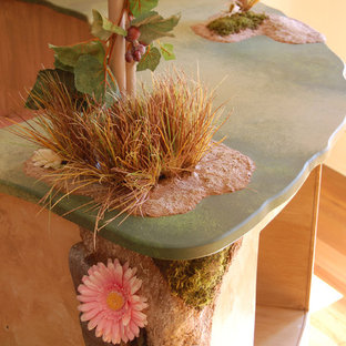 Esempio di una cameretta per bambini da 4 a 10 anni boho chic di medie dimensioni con pareti beige e pavimento in legno massello medio
