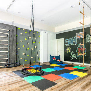 Idee per un'ampia cameretta per bambini da 4 a 10 anni minimal con pareti nere, parquet scuro e pavimento marrone