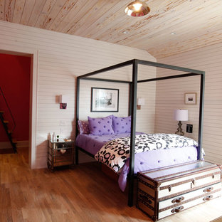 Imagen de dormitorio infantil actual con paredes blancas y suelo de madera en tonos medios