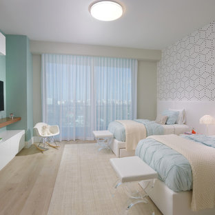 Immagine di una grande cameretta per bambini design con pareti blu, parquet chiaro e pavimento beige