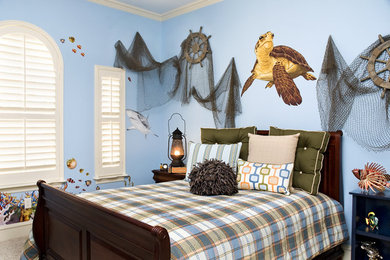 ダラスにある中くらいなトランジショナルスタイルのおしゃれな子供部屋 (青い壁、カーペット敷き、児童向け) の写真