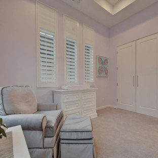 Idées déco pour une grand chambre d'enfant de 1 à 3 ans contemporaine avec un mur violet, moquette, un sol beige et un plafond à caissons.
