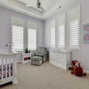 Idées déco pour une grand chambre d'enfant de 1 à 3 ans contemporaine avec un mur violet, moquette, un sol beige et un plafond à caissons.