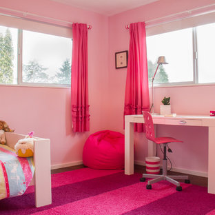 Exempel på ett mellanstort modernt flickrum kombinerat med sovrum och för 4-10-åringar, med rosa väggar och bambugolv