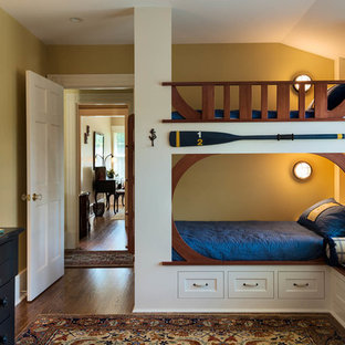 Inspiration pour une chambre d'enfant de 4 à 10 ans marine avec un mur jaune et un sol en bois foncé.