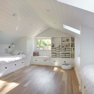Großes, Neutrales Landhausstil Kinderzimmer mit Schlafplatz, weißer Wandfarbe und hellem Holzboden in New York