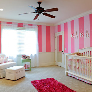 Idee per una grande cameretta per bambini da 1 a 3 anni tropicale con pareti rosa e moquette