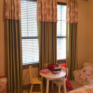 Foto di una cameretta per bambini da 4 a 10 anni eclettica con pareti beige e moquette