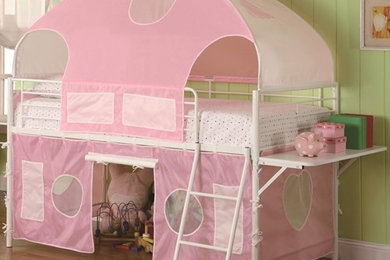 Modelo de dormitorio infantil de 4 a 10 años con paredes verdes y suelo de madera en tonos medios