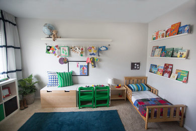 Imagen de dormitorio infantil de 1 a 3 años ecléctico de tamaño medio con paredes grises y moqueta