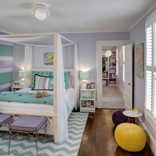 Réalisation d'une chambre d'enfant tradition avec un mur violet et un sol en bois foncé.