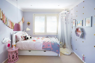 Inspiration för klassiska flickrum kombinerat med sovrum och för 4-10-åringar, med lila väggar och heltäckningsmatta