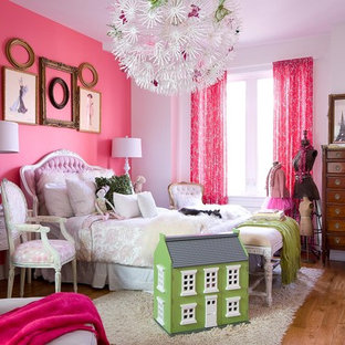 Inspiration för shabby chic-inspirerade flickrum kombinerat med sovrum och för 4-10-åringar, med mellanmörkt trägolv och flerfärgade väggar
